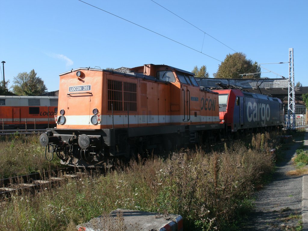 Das Unternehmen LOCON trifft man in der Einsatzstelle Berlin Lichtenberg hufig.So war,am 01.Oktober 2011, LOCON-201 und die Schweizer Re482 040 dort. 