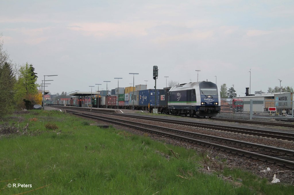 Der Diesel drhnt, langsam zieht sie dne Zug an und er rollt los....