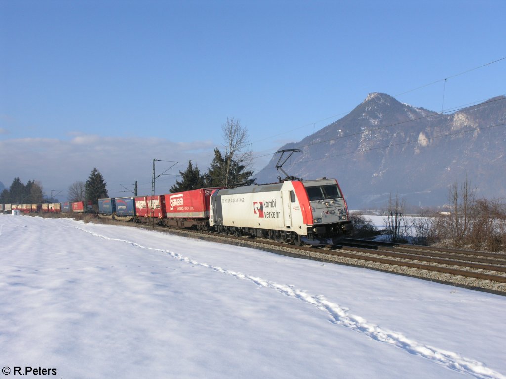 E186 664 zieht ein Sattelaufliegerzug bei Niederaudorf. 18.02.10