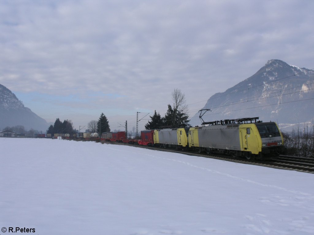 E189 918 + 917 ziehen ein Intermodalzug bei Niederaudorf. 18.02.10