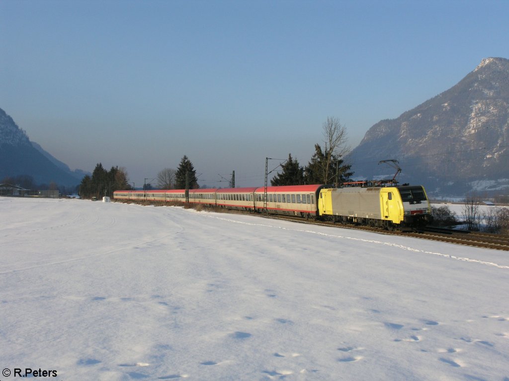 E189 989NC zieht ein EC bei Oberaudorf.16.02.10