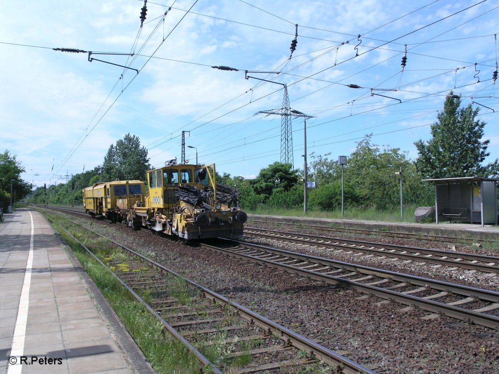 Ein Bauzug durchfhrt Saarmund. 24.05.09