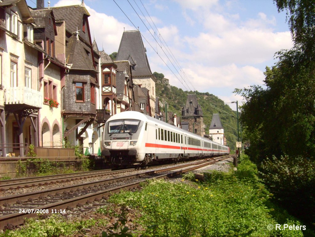 Ein InterCity zieht an der Stadtkulisse von Bacharach vorbei. 24.07.08