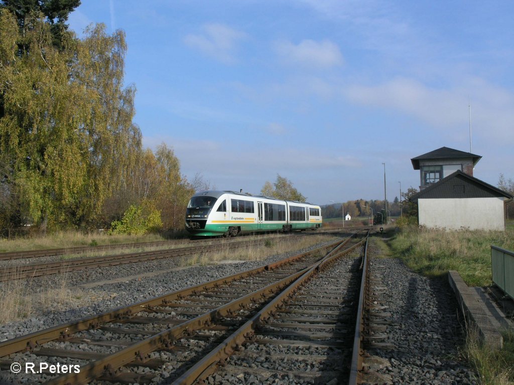 Ein VT auf dem Weg nach Hof fhrt in Pechbrunn ein. 24.10.08