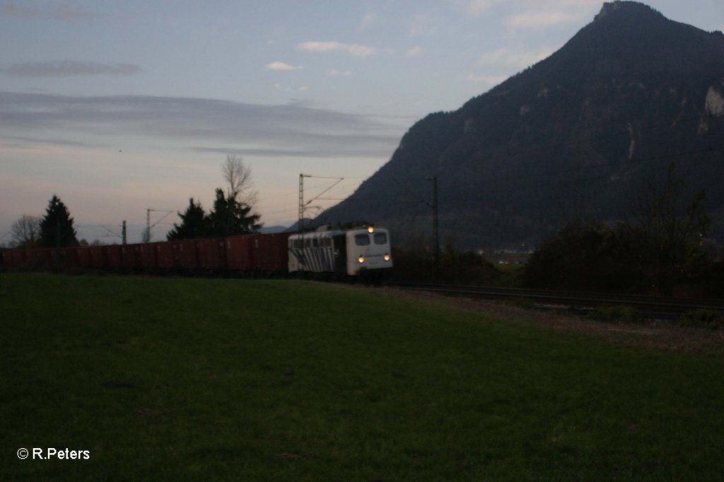 Eine 139 mit Containerzug bei Niederaudorf. 03.11.10