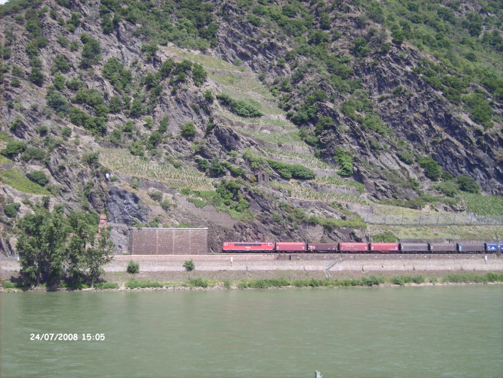 Eine 155 zieht ein Coiltransportzug die rechte Rheinstrecke rauf. 24.07.08