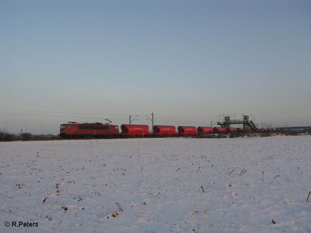 Eine 155 zieht ein Getreidezug durch Schkeuditz West. 23.12.09