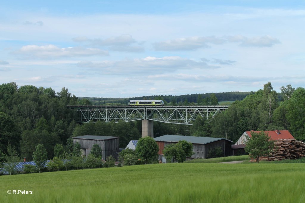 Eine Agilis nach Hof auf dem Viadukt bei Unterthlau. 14.06.13