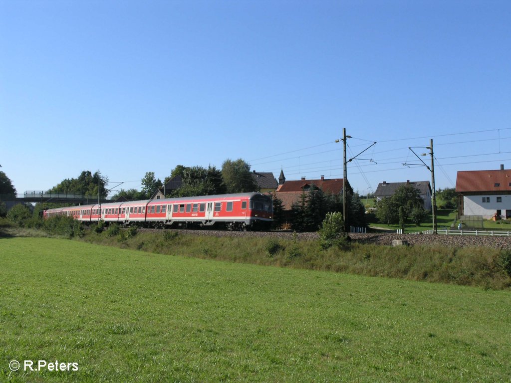 Eine RB nach Neumarkt(Oberpfalz) zieht bei Edlhausne durch die Kurve. 09.09.08