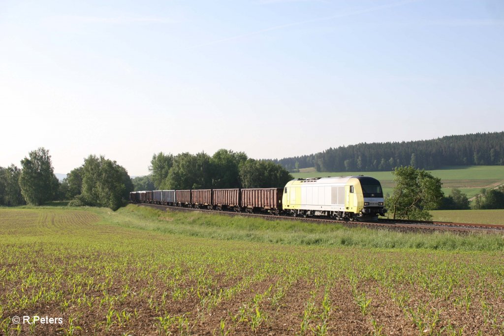 ER20 003 mit dem 48346 Schrottzug aus Chep nach Hof bei Unterthlau. 31.05.12