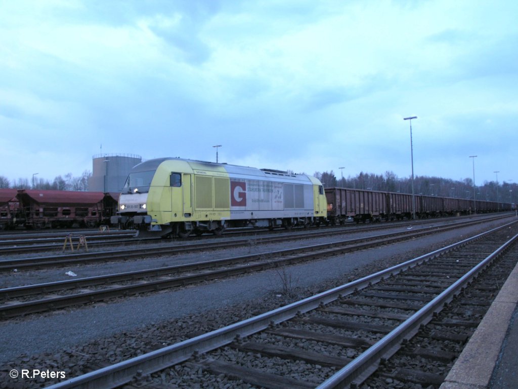 ER20 007 hat Marktredwitz mit einem gemischten Gterzug aus Chep erreicht. 30.03.10