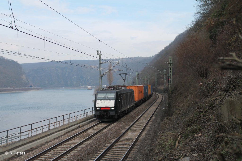 ES 64 F4-110 mit Containerzug im Loreley Betriebsbahnhof. 08.03.13