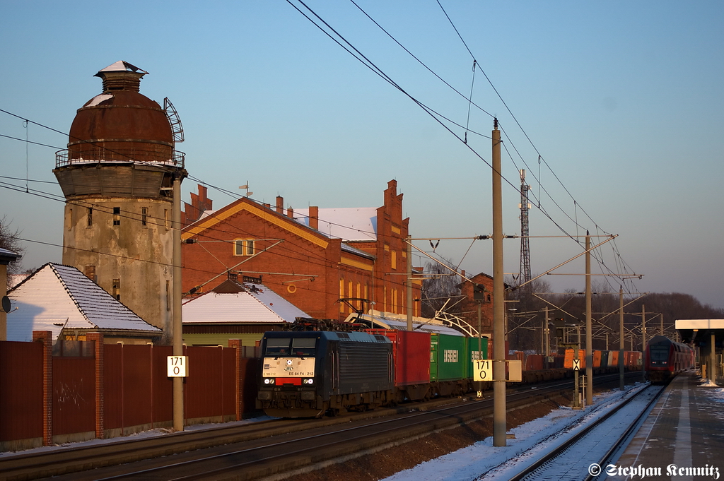 ES 64 F4 - 212 (189 212-4) MRCE Dispolok GmbH fr ITL Eisenbahn GmbH mit einem Containerzug in Rathenow in Richtung Stendal unterwegs. 30.01.2012