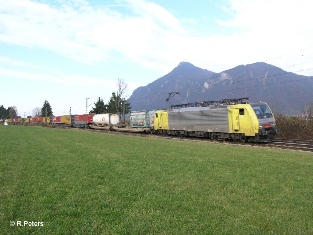 ES64 F4 027 mit Wechselpritschenzug bei Niederaudorf. 03.11.10