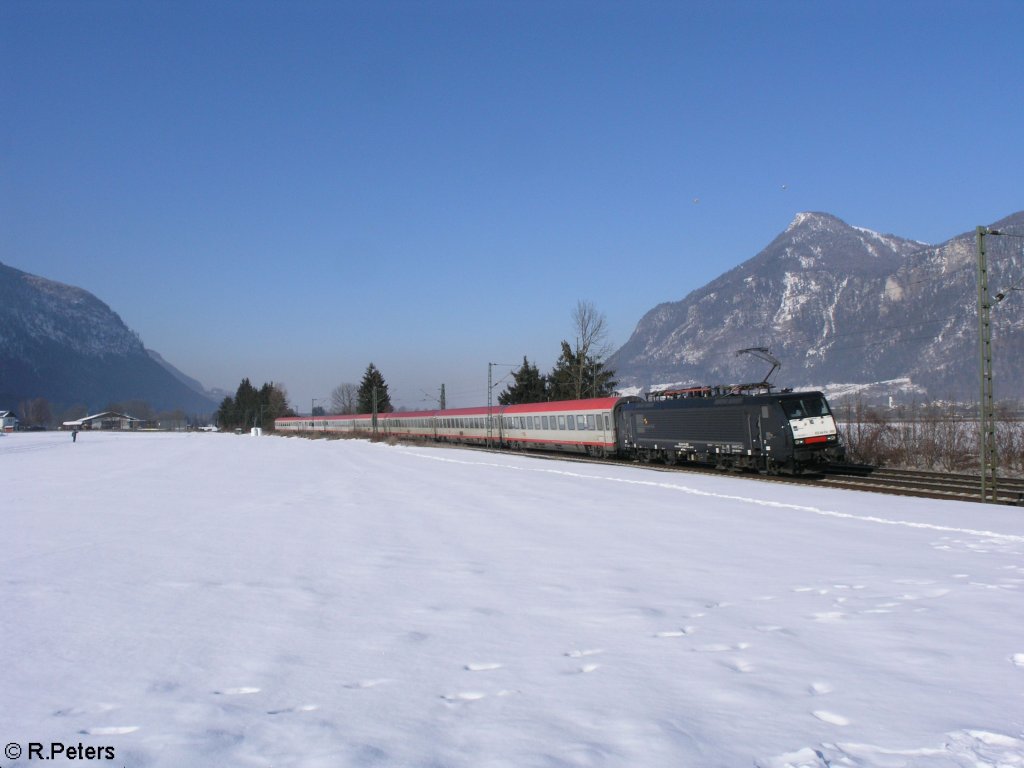 ES64 F4 089 zieht ein EC nach Verona bei Oberaudorf. 16.02.10