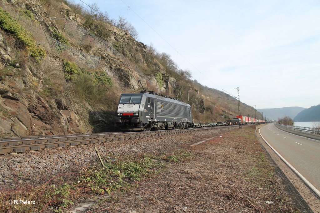 ES64 F4 098 mit den Wechselpritschen Gruber bei Kaub. 06.03.13