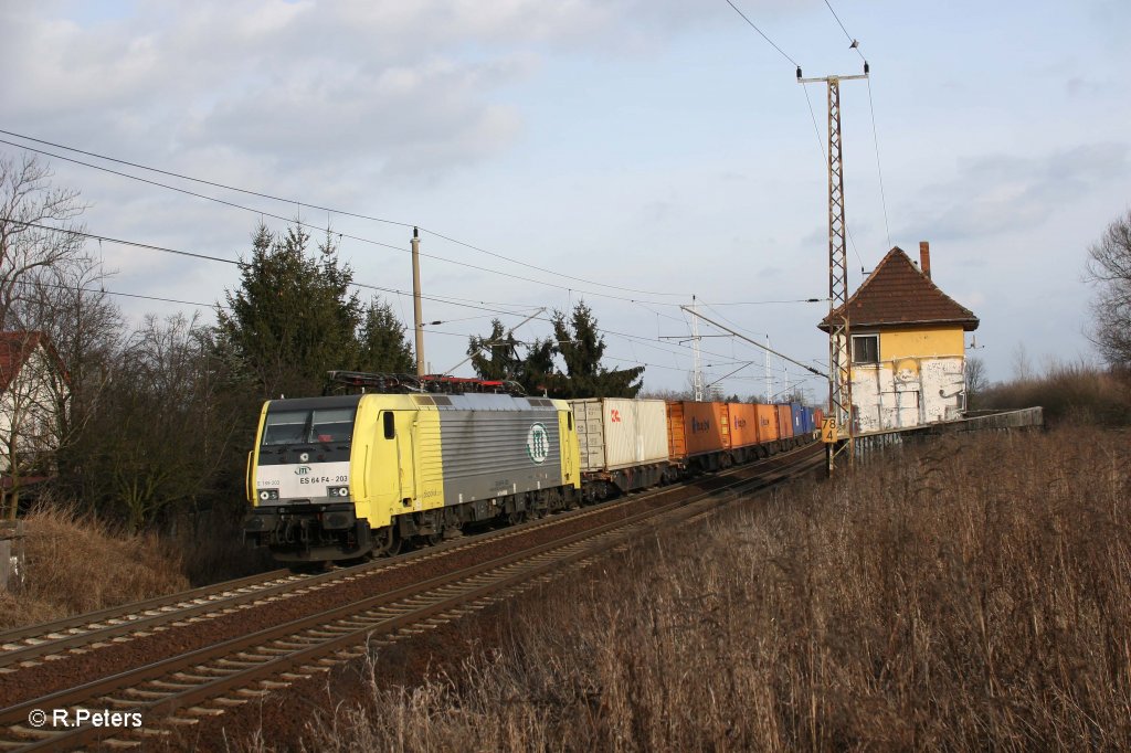 ES64 F4 203 mit Containerzug bei Frankfurt/Oder Nuhnen. 22.02.12