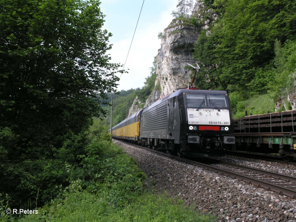 ES64 F4-287 mit einem BMW-Zug bei Matting. 29.05.10