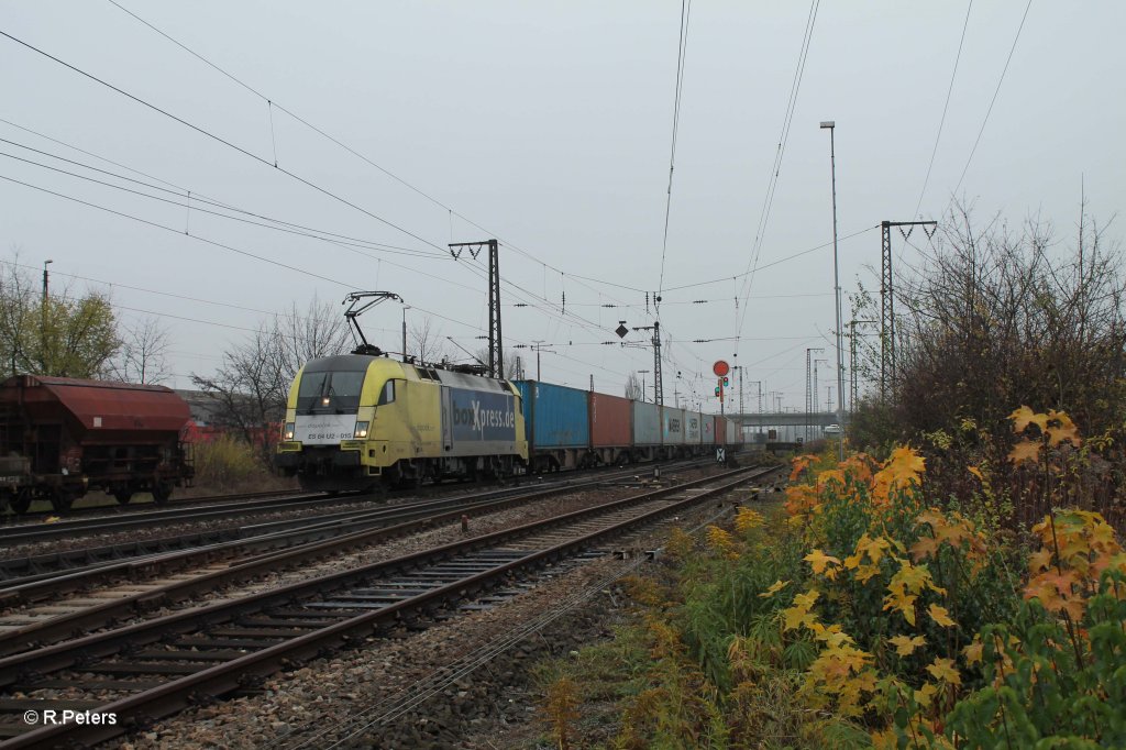 ES64 U2 - 015 verlsst Regensburg Ost mit einem langen Containerzug. 17.11.12