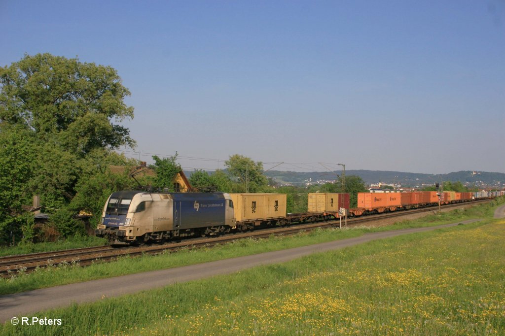 Es64 U2 019 mit Containerzug bei Plling. 13.05.11