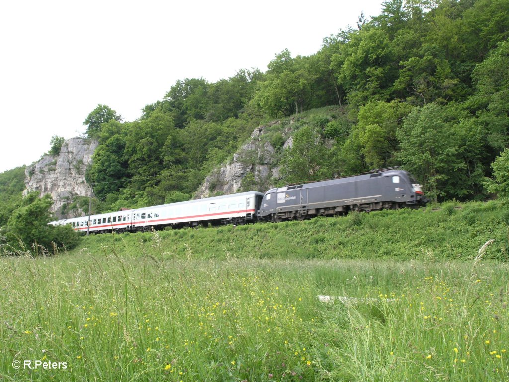 ES64 U2 026 mit IC1887 Hamburg - Mhlheim bei Matting. 29.05.10