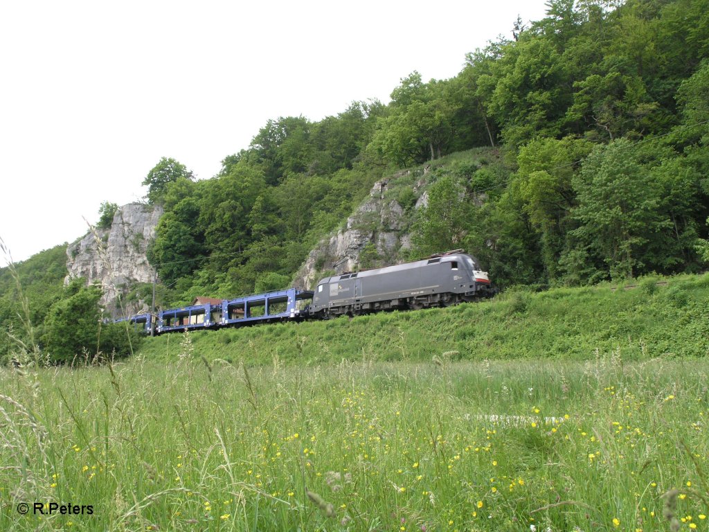 ES64 U2 032 mit leerem Autozug bei Matting. 29.05.10