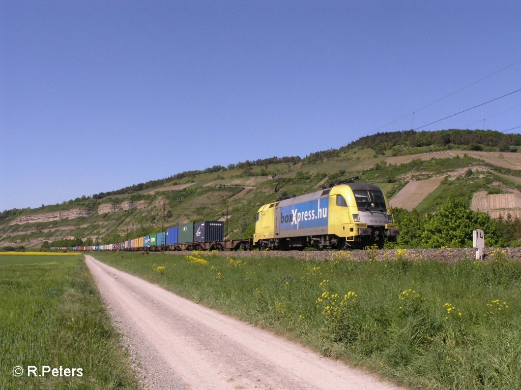 ES64 U2 063 zieht bei Thngersheim ein Containerzug. 10.05.08