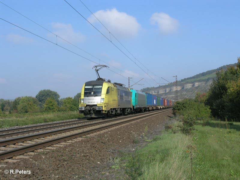 ES64 U2 065 + E185 609 ziehen bei thngersheim ein Containerzug. 27.09.08