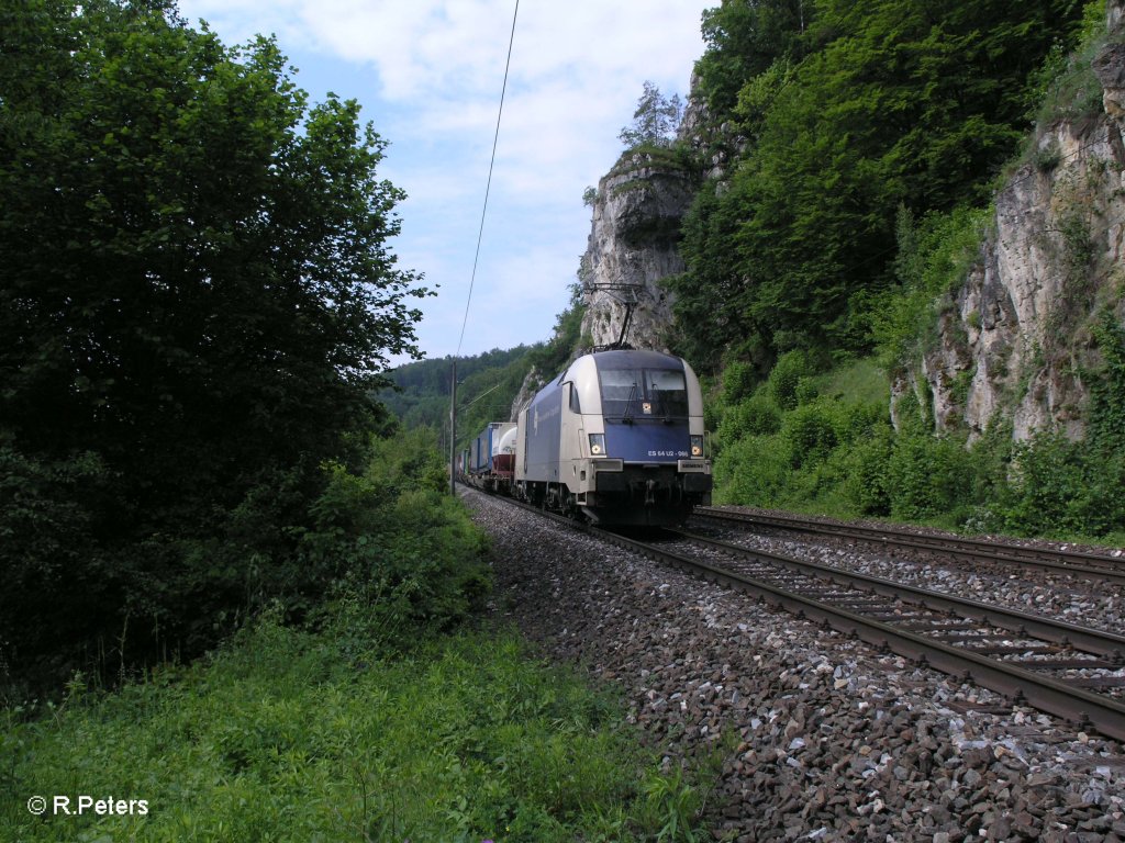 ES64 U2 066 mit dem LKW-Walter bei Matting. 29.05.10