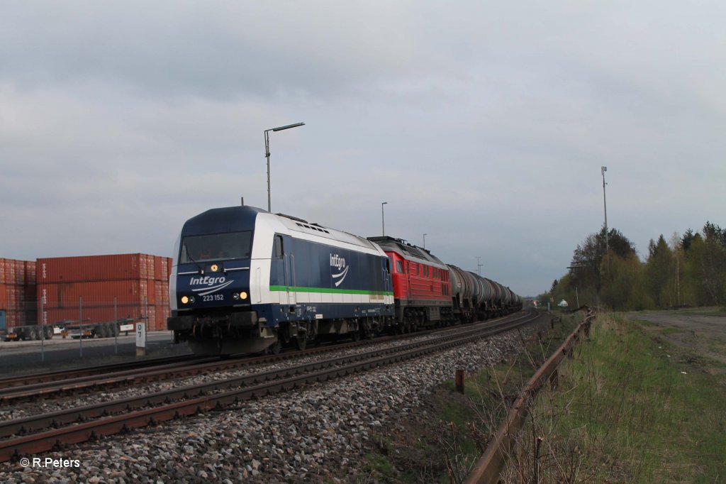 Groaufnahme von der Abschleppaktion... 223 152 zieht die liegen gebliebene 232 176-1 + Kesselzug nach Marktredwitz Tanklager, Wiesau, 29.04.13