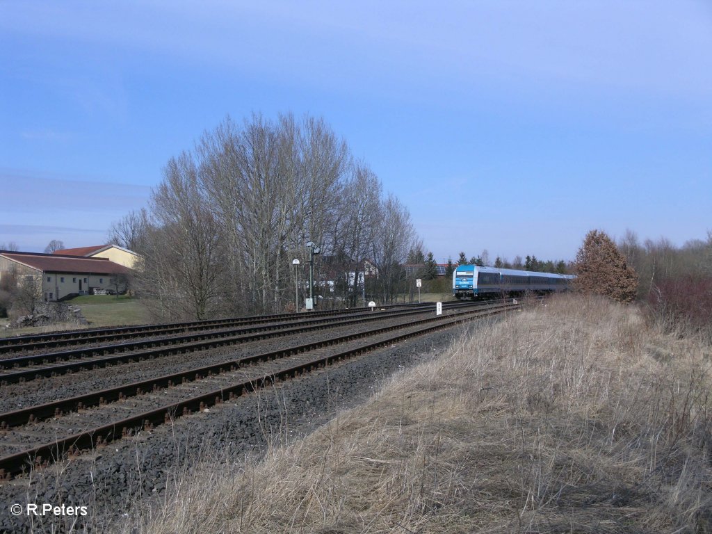 langsam kommt 223 071 bei Schnfeld mit dem ALX37983 nach Mnchen um die Kurve. 21.03.09
