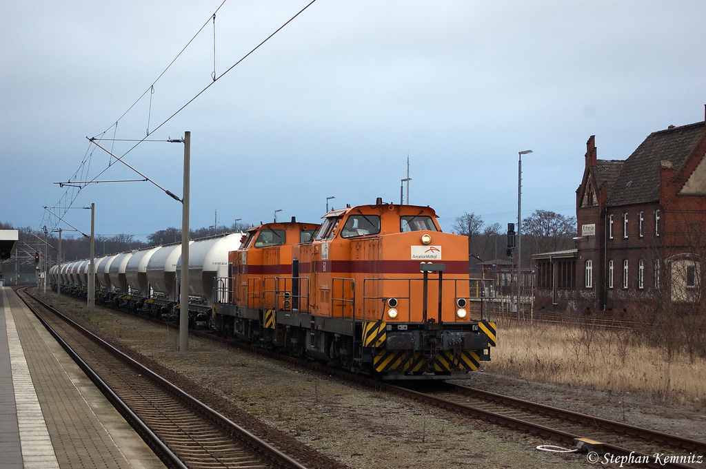 Lok 60 (293 060-0) & Lok 61 (293 061-8) ArcelorMittal Eisenhttenstadt GmbH mit einem Kesselzug in Rathenow. Nach der Einfahrt der OE51 aus Brandenburg, ging es fr den Kesselzug weiter zum Premnitzer Gewerbegebiet. 29.02.2012