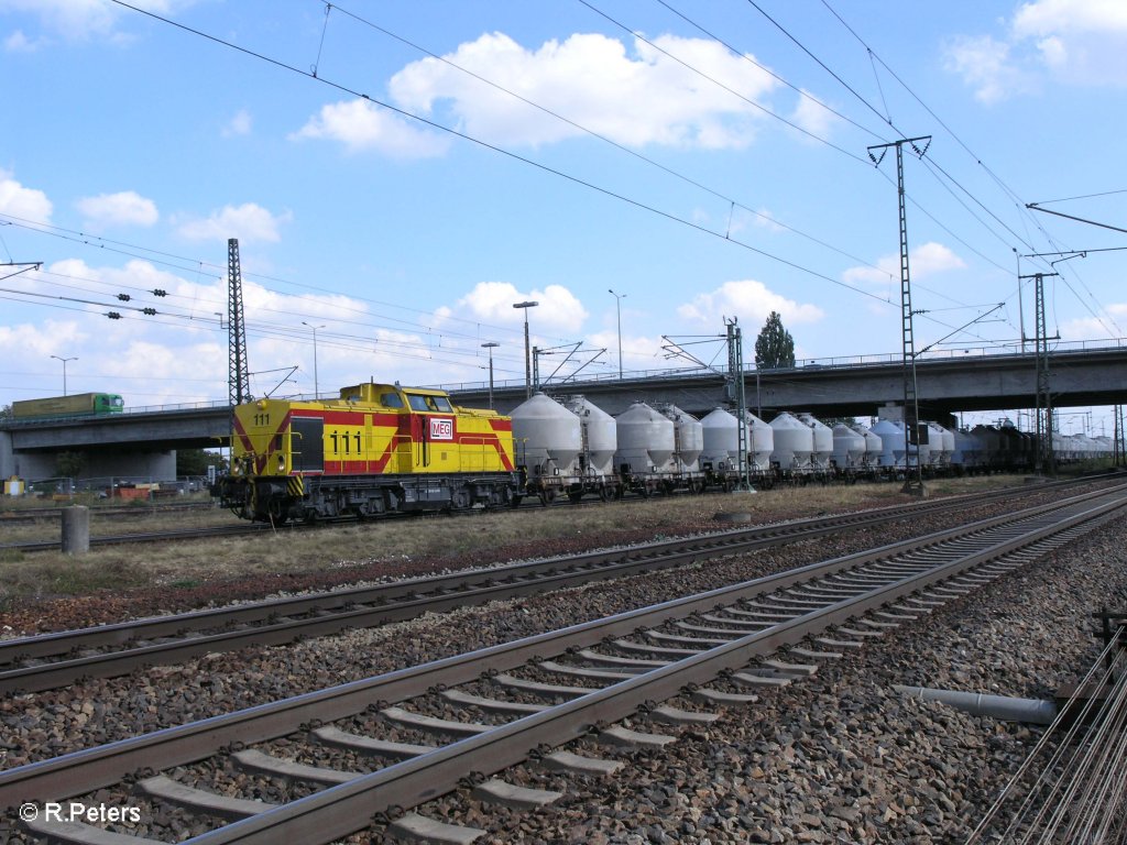 MEG 111 verlsst Regensburg Ost mit ein Zementzug zum Hafen. 27.08.09