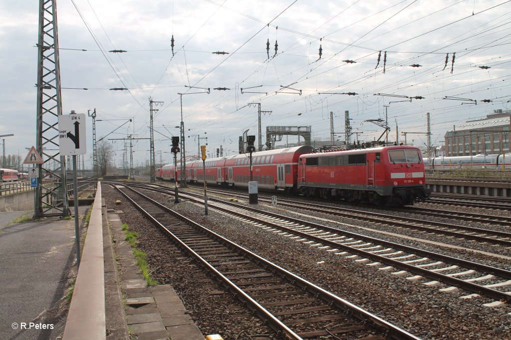 Nachschuss von 111 195-4 und dem Sandwitch-RE in Frankfurt/Main. 15.04.13