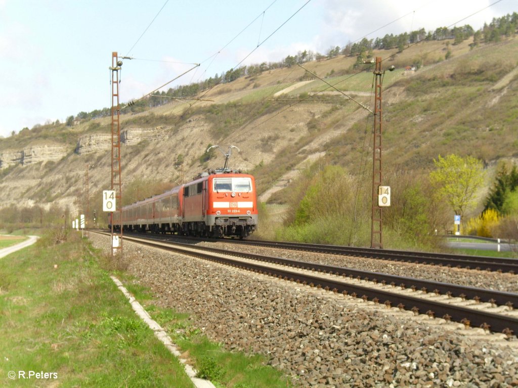 Nachschuss von 111 223-4 die ihren RE schiebt. Thngersheim. 10.04.10