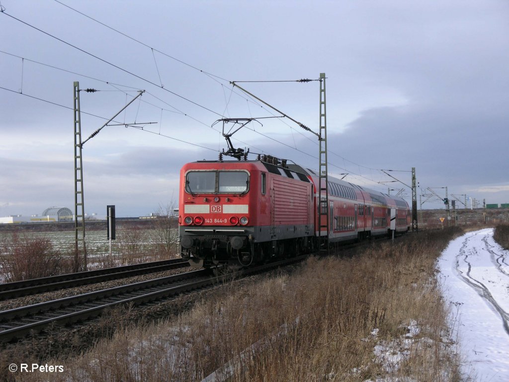 Nachschuss von 143 844-9 als S10 Halle/Saale bei Schkeuditz West. 22.12.09