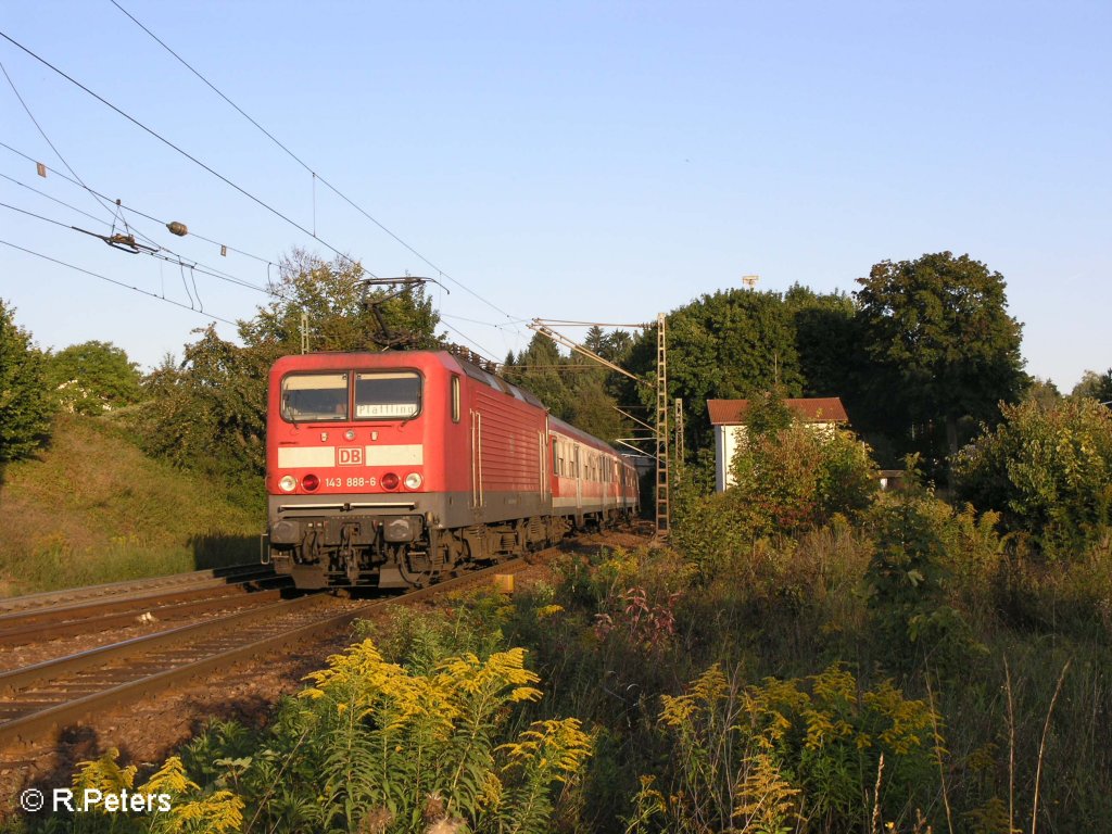 Nachschuss von 143 888-6 die ihre RB Plattling durch undorf schiebt. 09.09.08