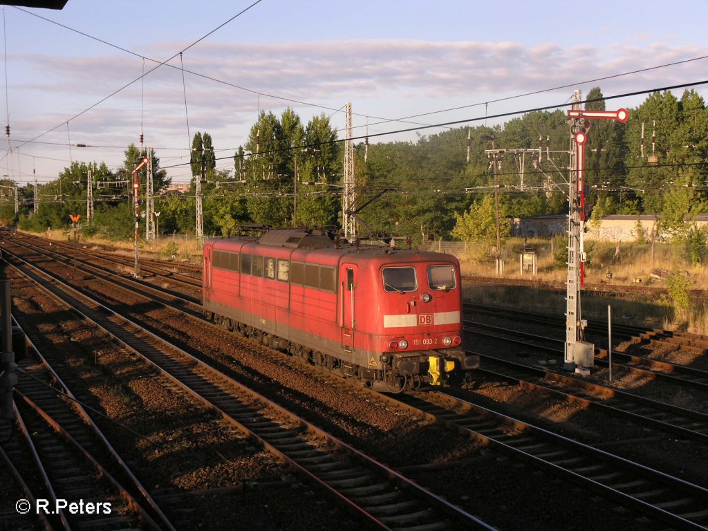 Nachschuss von 151 093-2 wie sie 6:48 solo durch Eisenhttenstadt fhrt. 08.07.08