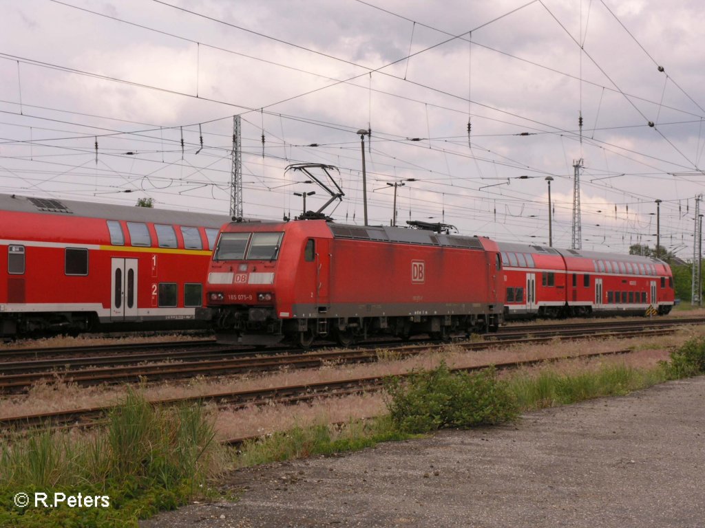 Nachschuss von der 185 075-9 die solo durch Eisenhttenstadt rollt. 21.05.08