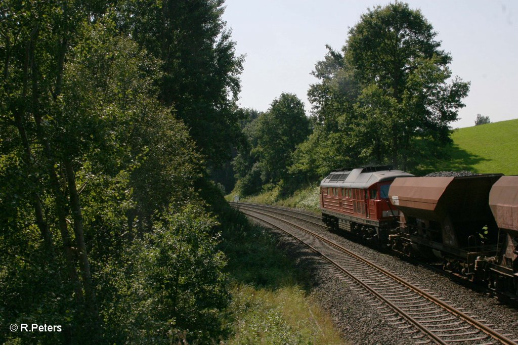 Nachschuss von 233 478-7 mit Schotterzug bei Reuth bei Erbendorf. 25.08.11