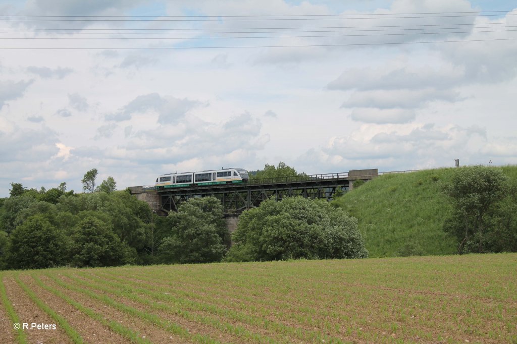 Nachschuss auf VT12  Landkreis Tirschenreuth  von Marktredwitz - Cheb auf dem Viadukt bei Seuen. 15.06.13