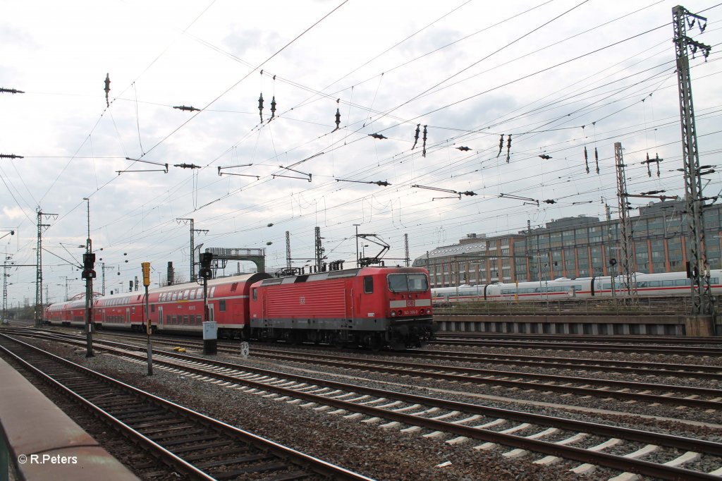 Nachschuss vom Sandwitch-RE und 143 366-3 in Frankfurt/Main. 15.04.13