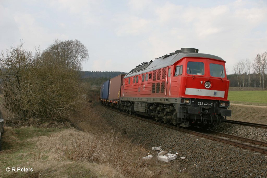 Nahaufnahme von 232 426-1 mit ihrem Containerzug bei Oberteich. 23.03.12