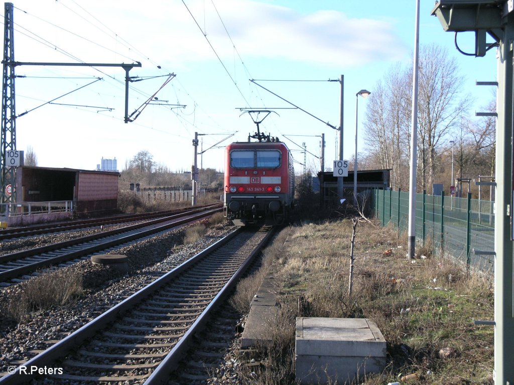 Not Nachschuss von 143 941-3 in Schkeuditz als S10 Halle. 26.12.09