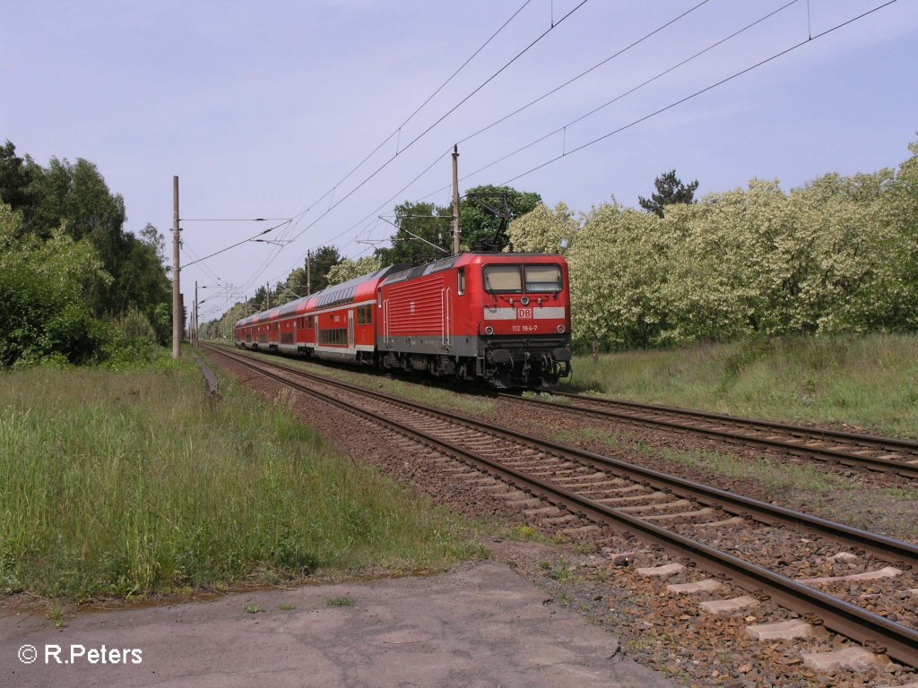 Nun Schiebt 112 184-7 den Re1 nach Magdeburg bei ex HP Vogelsang. 28.05.08