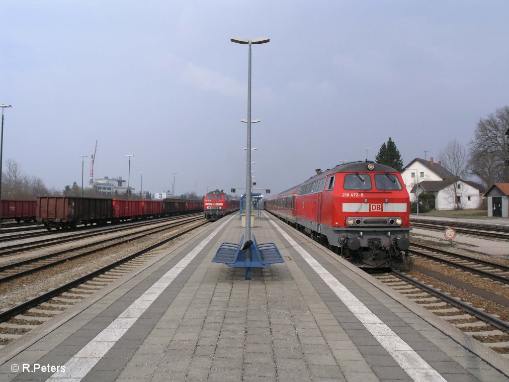 Parallel-Ausfahrt in Buchloe mit 218 472-9 und RE32612 Fssen und 218 459-6 mit RE32804 Hergatz. 04.04.09

