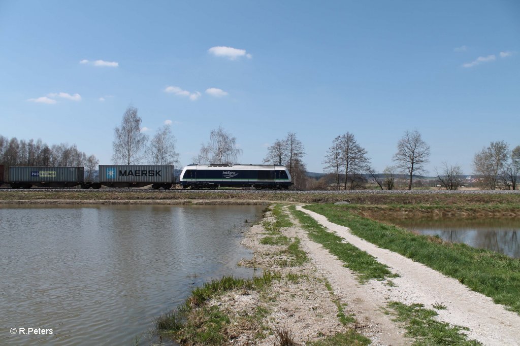 Seitenansicht von 223 152 mit dem Containerzug sdlich von Wiesau. 24.04.13