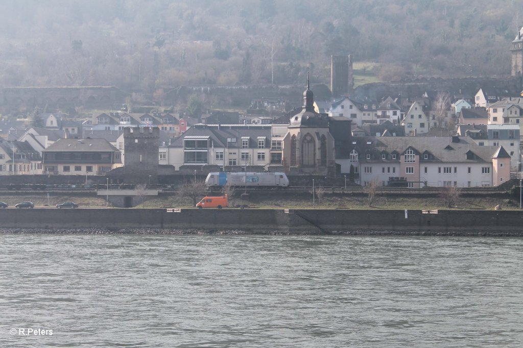 Sichtungsbild von 185 680-6 mit Lecker Technik Werbung und Containerzug in Oberwesel. 08.03.13