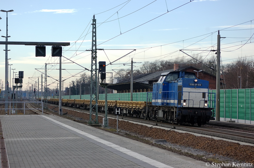 V 100-SP-010 (203 146-6) ex DR (110 847-1) der SLG - Spitzke Logistik GmbH mit einem Res Ganzzug in Rathenow Richtung Wustermark unterwegs. 25.11.2011