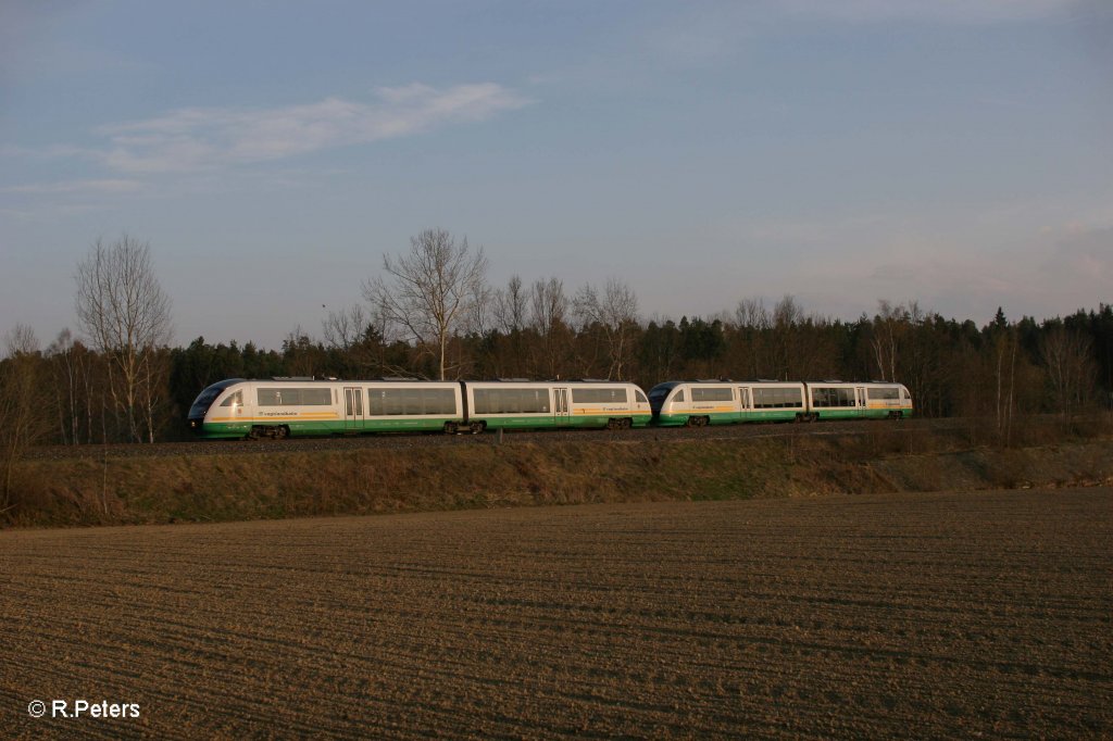 VBG81128 in Doppeltraktion kurz vor Wiesau. 19.04.12